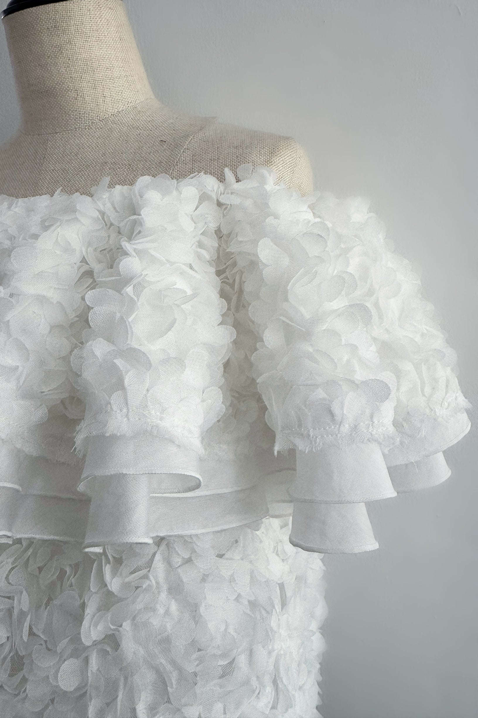 3D flower ruffle tops – shéller / シェリエ 3D flower ruffle tops – shéller / シェリエ