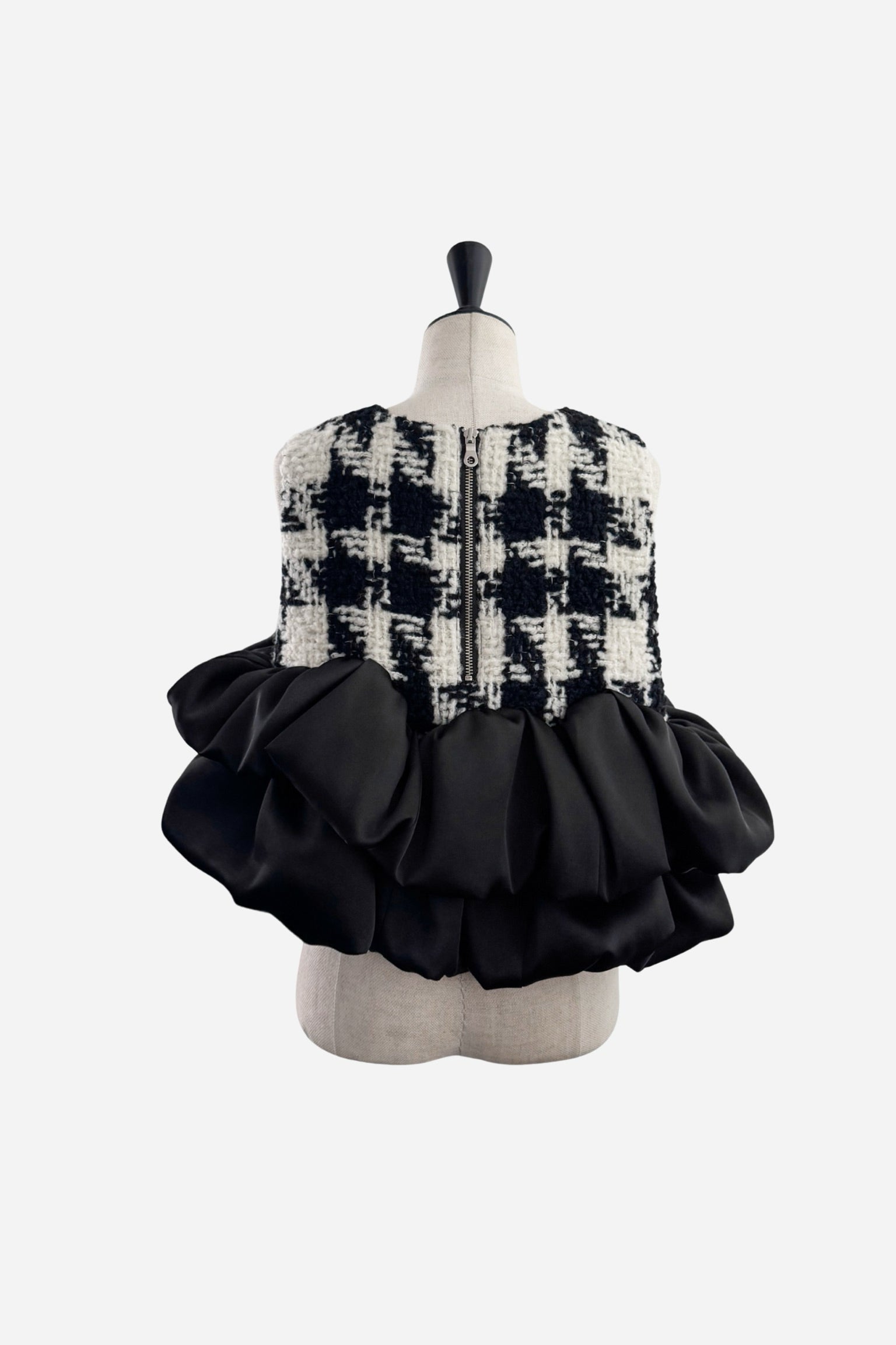 シェリエ sheller ステッチヘムフリルトップス ブラック NEW COLLECTION – shéller / シェリエ